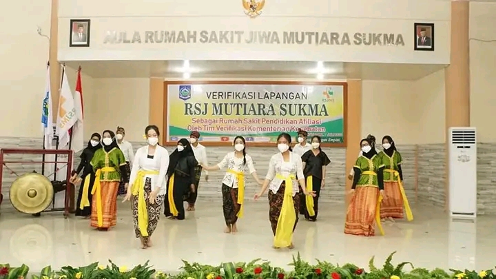 PERTUNJUKAN SENI PADA ACARA VERIFIKASI LAPANGAN RSJ MUTIARA SUKMA SEBAGAI RS PENDIDIKAN AFILIASI